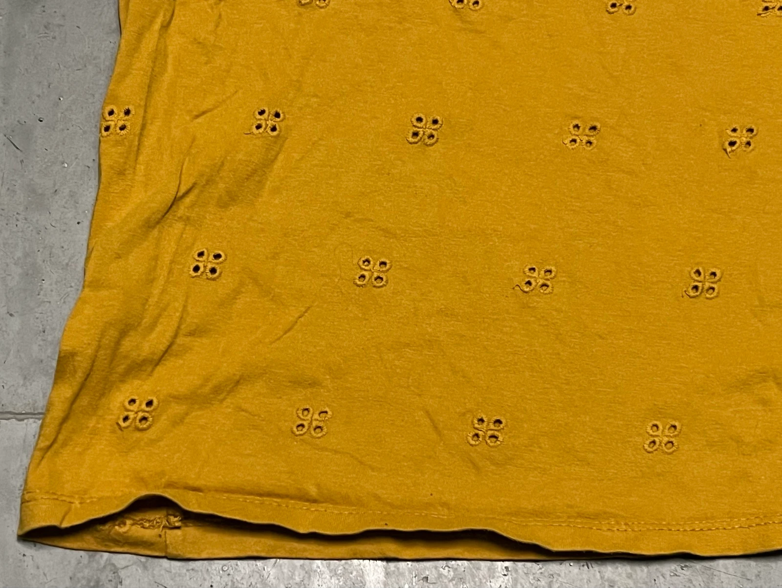Camiseta naranja con calados  – photo 5